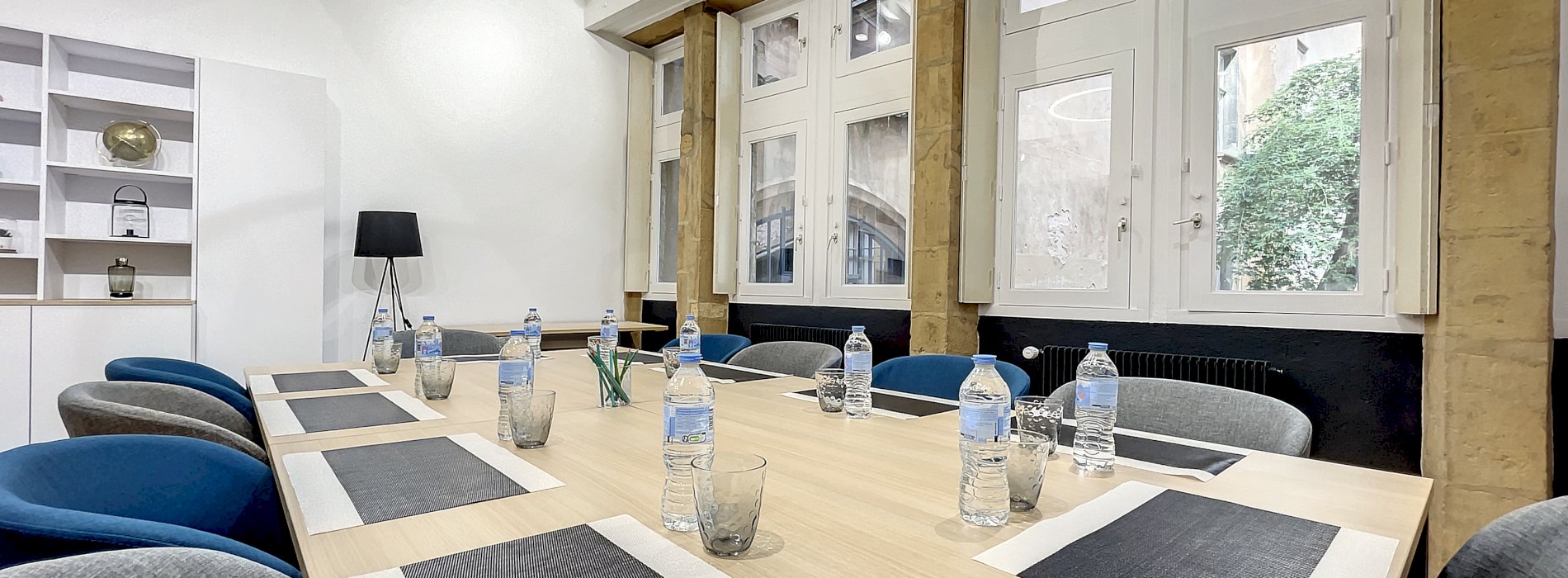 Kanpai Tourisme - Concept of the Meeting Room