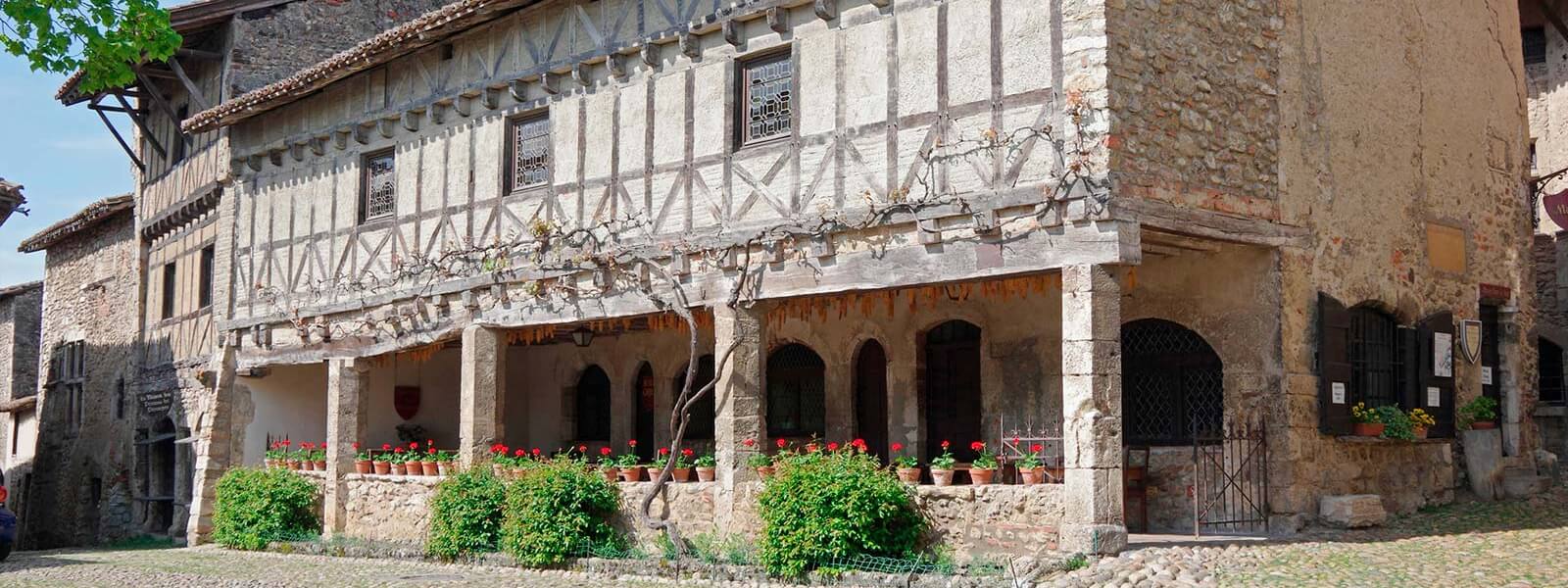 Kanpai Tourisme - Perouges medieval Town and La Dombes region